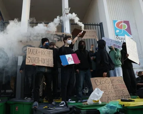 New France's Prime Minister Under Intense Pressure as Countrywide Strikes Paralyze Schools and Transport