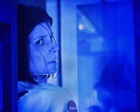This Sci-Fi Thriller Film Analysis: Tense Moments and Mysterious Phenomena in a Luxury Location